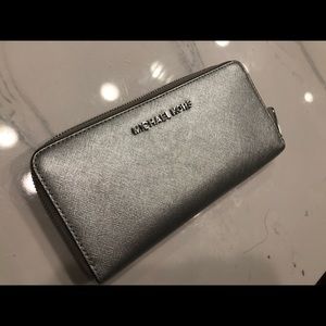 MICHAEL KORS SILVER WALLET